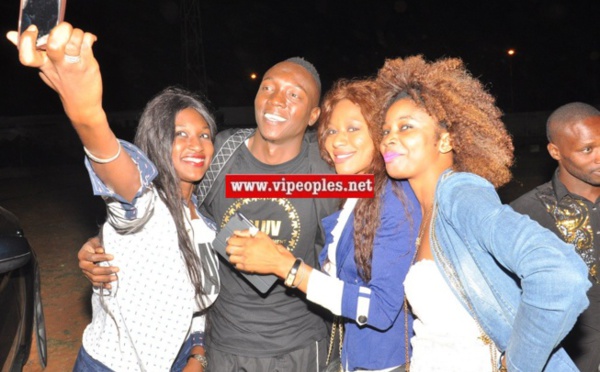 Le chanteur Gambien Bay Babou prend la pose avec ses fans de la cité du rail