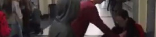 Ce garçon se fait bousculer dans un couloir du lycée. La réaction des élèves m’en a bouché un coin!