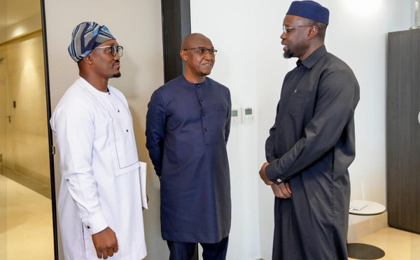 Photos : Le Premier ministre Ousmane Sonko a reçu une délégation sierra-léonaise, conduite par M. Edmond Nonie, ministre délégué à l’Énergie, ce mardi