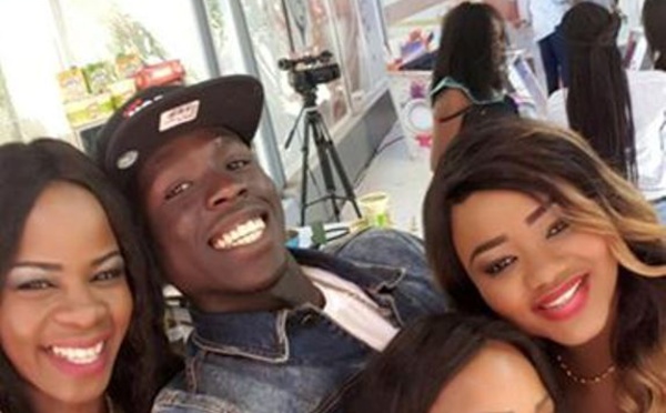 Ngaaka Blindé s'offre un selfie avec la team "Yeewuleen"