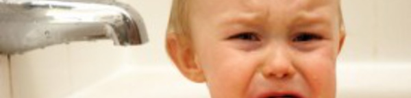 Si vous voulez calmer un bébé qui pleure, vous devriez connaître ces astuces. Ça se cache sous le pied.