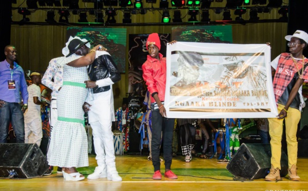 Ngaaka Blinde pleure dans les bras de sa mère au Grand Théâtre