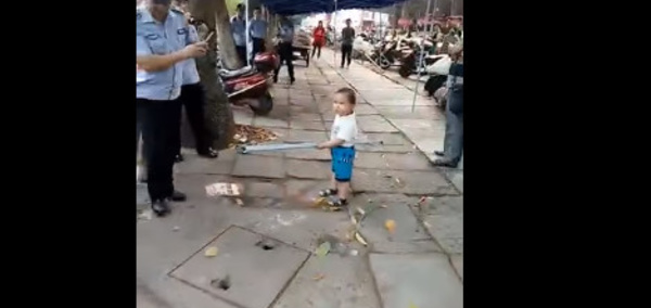 Chine : Un enfant de 3 ans repousse des policiers qui voulaient s'en prendre à sa grand-mère