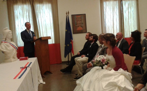 Le Consul général de France à Dakar Olivier Serot Almeras  a célébré ce jour deux mariages, longue vie aux mariés !