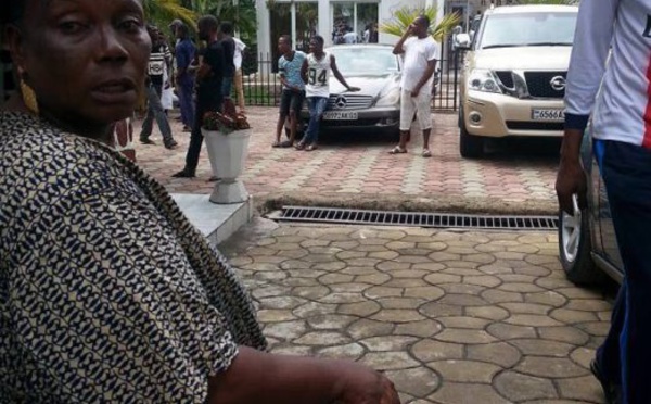 Photos: La femme de Papa Wemba effondrée d’apprendre la mort de son mari