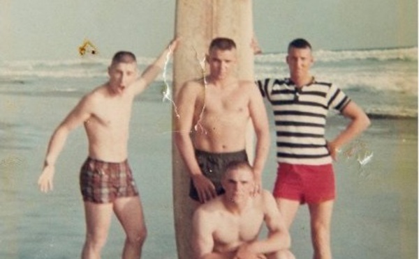 Les 4 hommes posent sur la plage avant la guerre. 50 ans plus tard quand ils prennent cette photo, les larmes leur montent aux yeux.