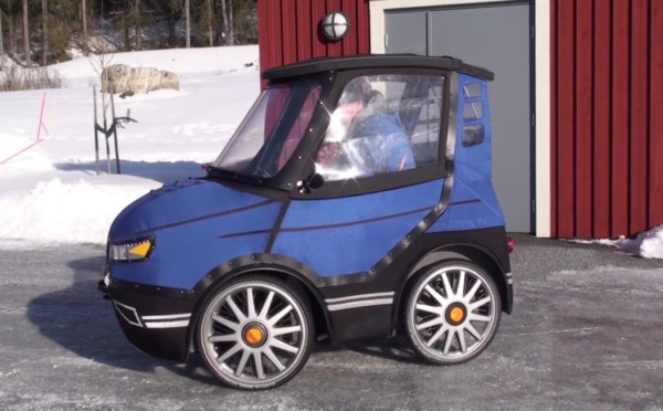 C’est la plus petite voiture du monde, mais regardez ce qui se passe lorsqu’il ouvre les portes!