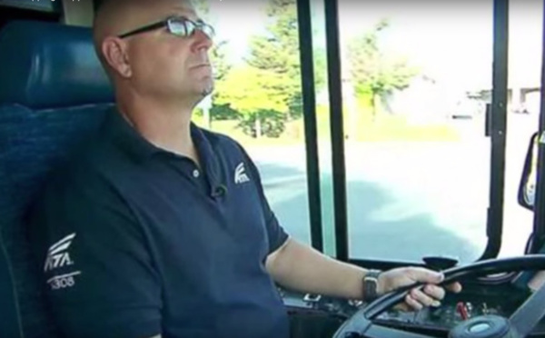 Quand ce chauffeur de bus voit monter le garçon de 3 ans, il concocte un plan pour piéger l’homme qui l’accompagne.