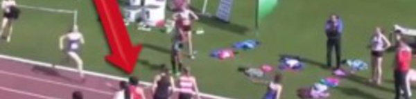 La coureuse en rouge est la dernière à partir. Regardez ce qu’elle fait à 0:47! C’est juste dingue!