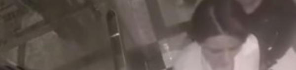 La caméra de surveillance filme comment l’homme harcèle la femme dans l’ascenseur. Mais attendez de voir ce qui se passe à 0:21!