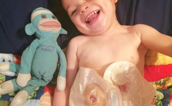 Quand le garçon de 2 ans soulève son t-shirt au supermarché, la femme hurle. Alors la mère lui écrit cette réponse cinglante!