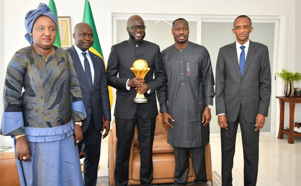 Photos : Présentation du trophée de la CAN au président de l'Assemblée nationale, El Malick Ndiaye