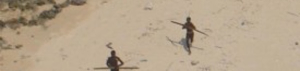 Les deux pêcheurs ne réagissent pas aux cris. Quelques instants plus tard, c’est fini pour eux!
