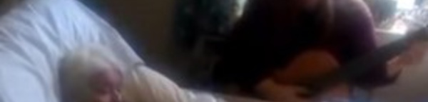 La fille rend visite à sa mère à l’hospice et lui chante une chanson. Ce qui se passe à 0:30 m’a fait monter les larmes aux yeux.