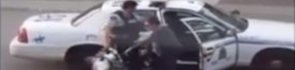 La dame filme ce que le policier fait à sa vieille voisine aveugle. La scène a remué tout le voisinage!