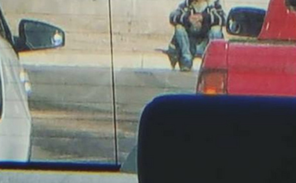 La jeune femme voit ce SDF dans le rétroviseur. Ce qu’il a dans les mains la touche au plus profond d’elle même.