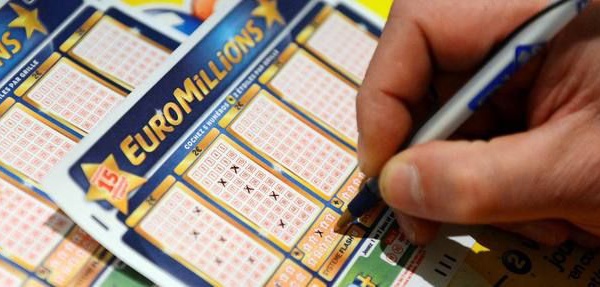 Elle donne 25 millions d'euros à ses proches... Ils ne lui parlent plus !