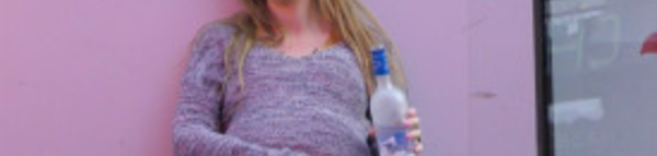 Les gens dévisagent cette femme enceinte. Ce qu’elle fait en plein milieu de la rue est révoltant.
