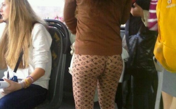 Quand porter des leggings vire au drame, ça ressemble à ça. Au bout de la quatrième photo, j’étais déjà mort de rire.