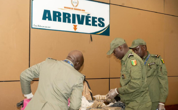AIBD / Les Douanes ont saisi près de 30 kg de haschich : deux individu arrêtés et mis à la disposition du parquet de Mbour