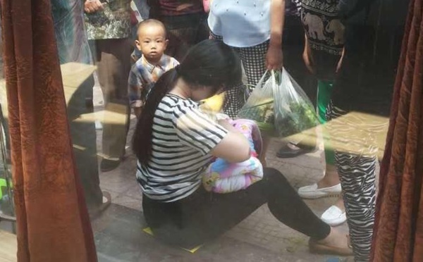 La jeune femme de 26 ans trouve un bébé abandonné dans un carton. Ce qu’elle fait ensuite a troublé toute une nation!