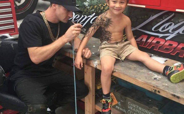 Cet homme tatoue des têtes de mort sur des gosses de moins de 10 ans! Mais attendez de savoir pourquoi!