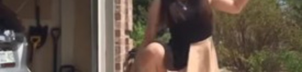 La caméra filme cette fille devant le garage lorsqu’elle fait soudain ça avec ses jambes! Impressionnant!