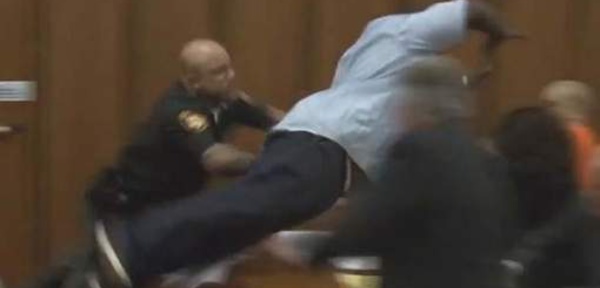 Il attaque l’assassin de sa fille en plein tribunal (vidéo)