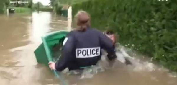 Trois policiers se ridiculisent devant les caméras