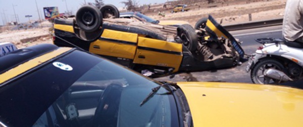 Photos - Accident au niveau de la Patte d'Oie : Un taxi se renverse au beau milieu de l'autoroute