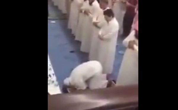 Vidéo - Incroyable : En pleine séance de prière dans une mosquée, un djinn n’arrive plus à supporter le récital de Coran et se montre