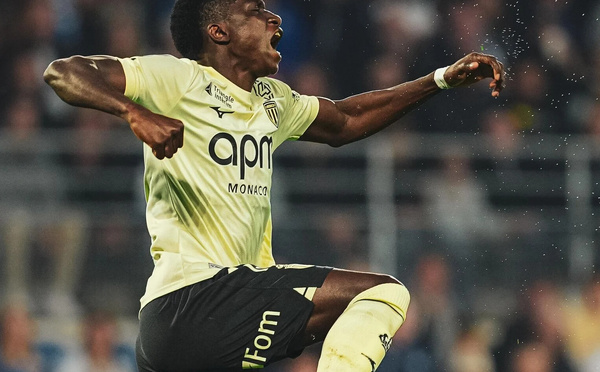 Ligue 1 : Lamine Camara voit double, mais Monaco chute dans un match fou face à Strasbourg