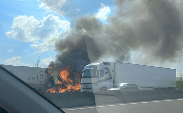 Diamniadio : un camion-citerne en flammes provoque d’importants embouteillages sur l’autoroute à péage