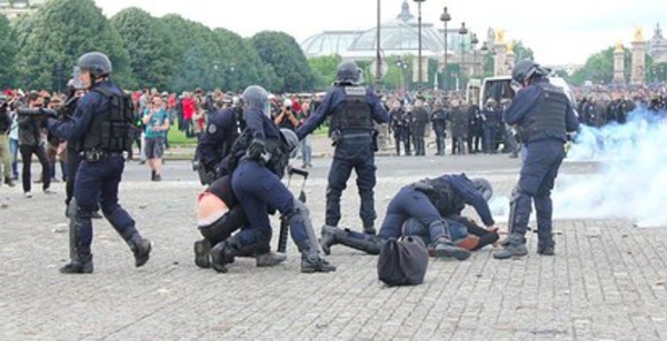 Manif de mardi : Des journalistes à nouveau violentés par la police et une photo troublante