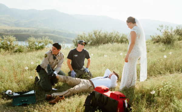 Cet homme a été mordu par un serpent pendant la séance photo de son mariage