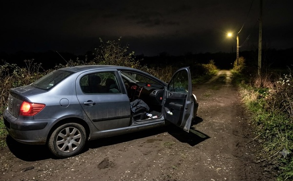 Surpris en plein ébats sexuels avec sa compagne dans une voiture : il fonce sur des policiers et blesse deux agents