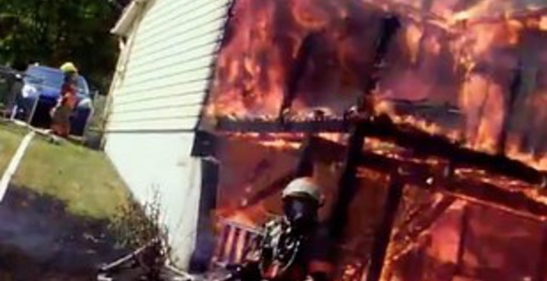 Un pompier filme un impressionnant incendie avec une caméra sur son casque