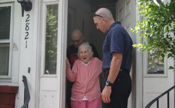 Cette femme honorée par des pompiers pour ses 100 ans est merveilleuse