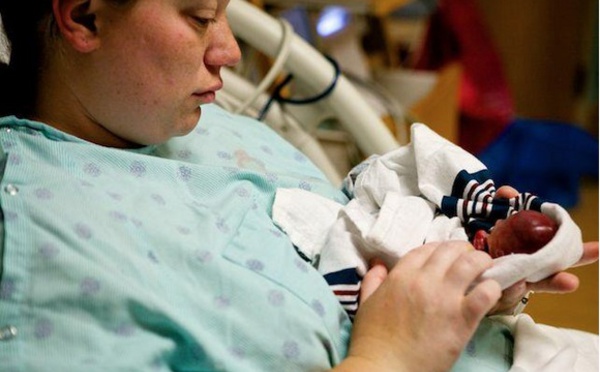 Tragique : une mère partage des photos de son bébé mort-né