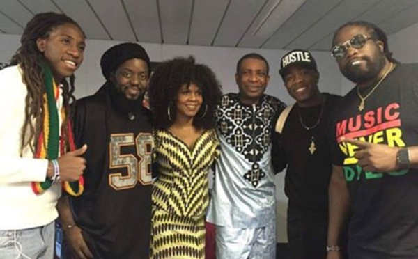 Youssou Ndour en compagnie des membres du groupe « Morgan Heritage »