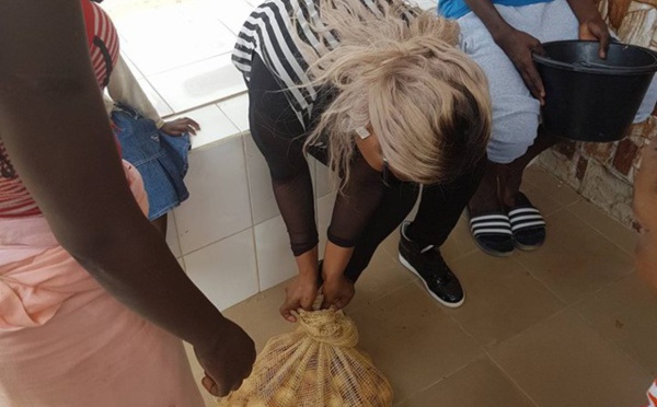 La chanteuse GuiGui distribue des denrées à ses voisins musulmans pour la Korité (Photos)