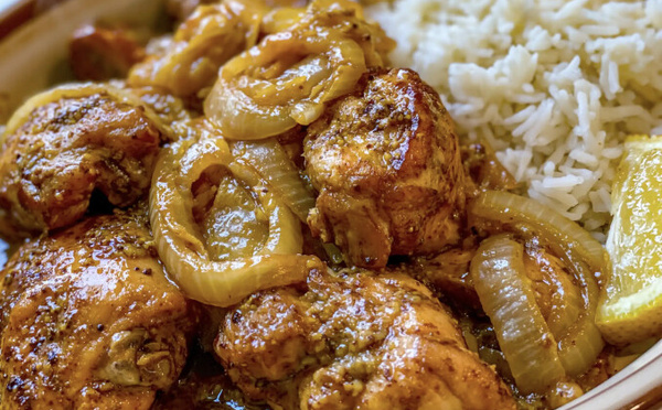 Yassa poulet : la recette casamançaise, oignons fondus et citron vert