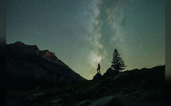Le ciel étoilé au-dessus de nous : ce que l'immensité apprend à ceux qui la regardent