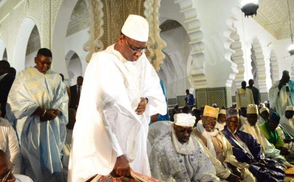 (07) Photos: Prière de Korité les deux fils du président Macky, Mansour Sall et Amadou Sall en mode »Ndanane » à la grande mosquée de Dakar
