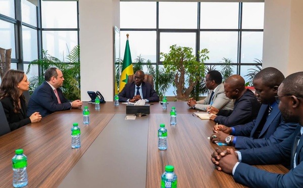 Ahmadou Al Aminou Lo reçoit Dimitri Kerkentzes après une session du BIE à Dakar