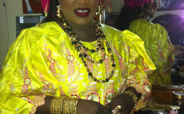 Ngoné Ndiaye Guéweul classe en boubou traditionel
