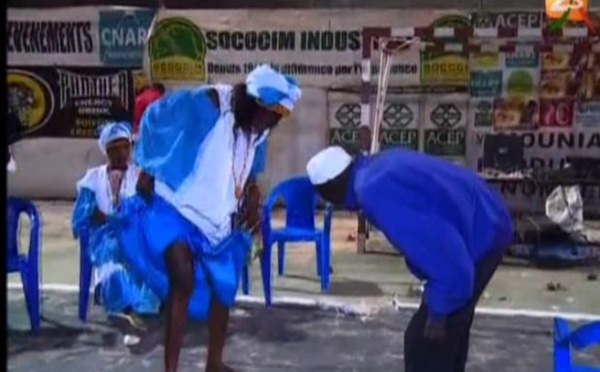 Vidéo Insolite - Regardez ce que cette dame fait devant le vieux. A mourir de rire…
