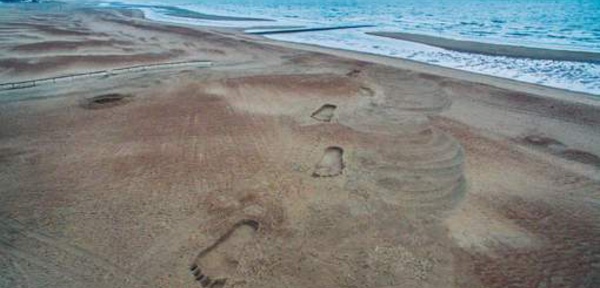 Des mystérieuses empreintes de pied à Ostende