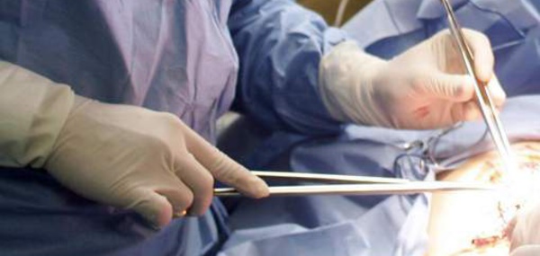 Il se fait enlever un testicule par un apprenti chirurgien dans un motel