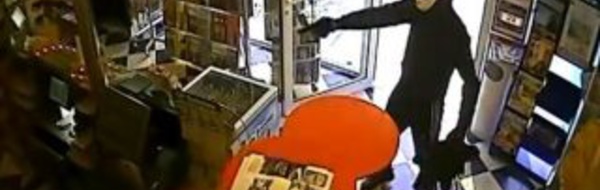 Vidéo incroyable : Le chien empêche un braquage et fait fuir le malfrat